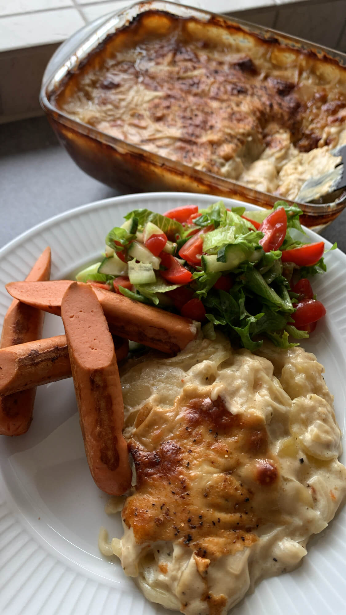 Serveret med plantepølser fra Spir og en blandet salat.